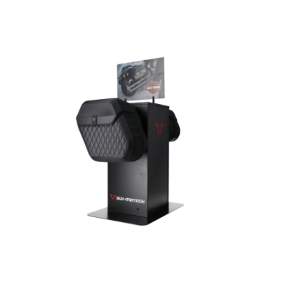 Prodejní stojan s montáží Motiv: boční brašna Harley LH a příslušenství. SW-Motech