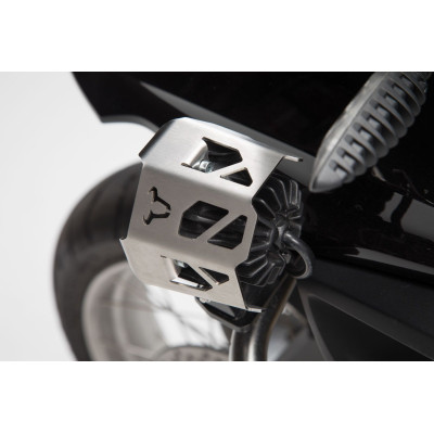 Světelné kryty EVOKryt z kartáčované nerezové oceli chrání kryt světel EVO od SW-MOTECH a zároveň dodává vašemu kolu dobrodružný