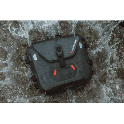 Systém SysBag WP S/STento systém obsahuje odpovídající boční nosiče SLC a dvě tašky SysBag WP S pro Triumph Thruxton 900. Systém