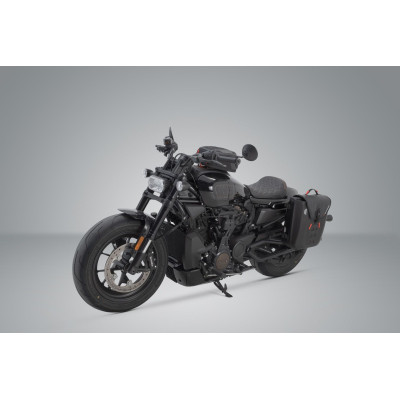 Systém SysBag WP MTento systém zahrnuje odpovídající boční nosič SLC a SysBag WP M pro Harley-Davidson Sportster S (21-). Systém