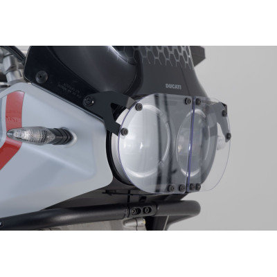 Kryt světlometu s krytemKryt světlometu s průhlednou a extrémně silnou ochrannou clonou vyrobenou z makrolonu zabraňuje úniku ka