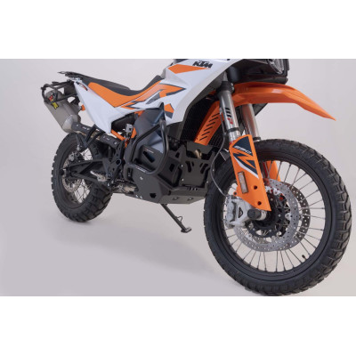 Ochranný kryt motoru

Odolný kryt motoru nabízí dodatečnou ochranu motoru a plastové nádrže modelů KTM 790 Adventure a KTM 890