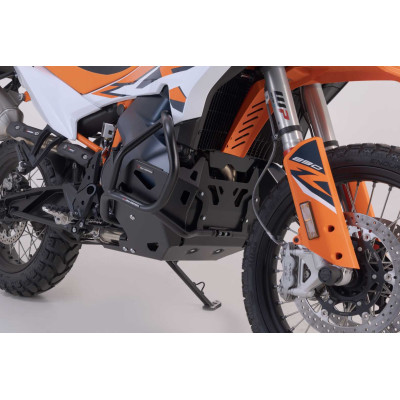 Ochranný kryt motoru

Odolný kryt motoru nabízí dodatečnou ochranu motoru a plastové nádrže modelů KTM 790 Adventure a KTM 890