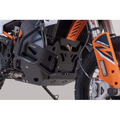 Ochranný kryt motoru

Odolný kryt motoru nabízí dodatečnou ochranu motoru a plastové nádrže modelů KTM 790 Adventure a KTM 890