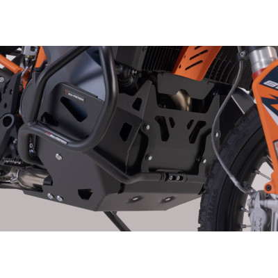 Ochranný kryt motoru

Odolný kryt motoru nabízí dodatečnou ochranu motoru a plastové nádrže modelů KTM 790 Adventure a KTM 890