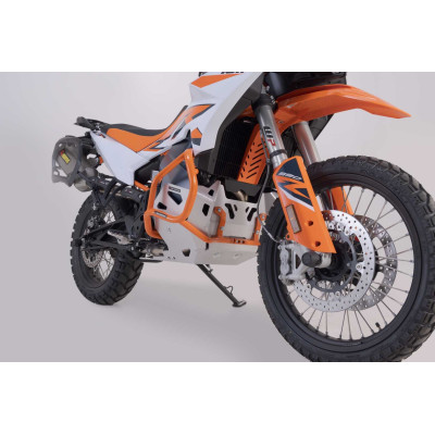 Ochranný kryt motoru

Odolný kryt motoru nabízí dodatečnou ochranu motoru a plastové nádrže modelů KTM 790 Adventure a KTM 890