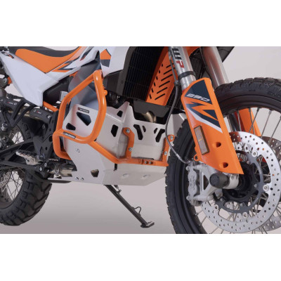 Ochranný kryt motoru

Odolný kryt motoru nabízí dodatečnou ochranu motoru a plastové nádrže modelů KTM 790 Adventure a KTM 890