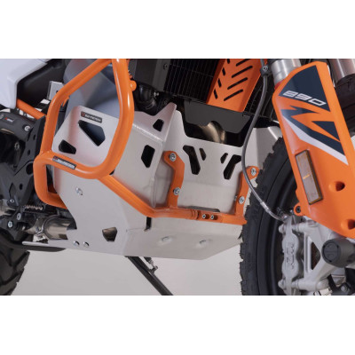 Ochranný kryt motoru

Odolný kryt motoru nabízí dodatečnou ochranu motoru a plastové nádrže modelů KTM 790 Adventure a KTM 890