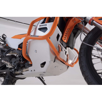 Ochranný kryt motoru

Odolný kryt motoru nabízí dodatečnou ochranu motoru a plastové nádrže modelů KTM 790 Adventure a KTM 890