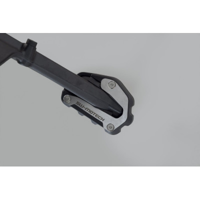 Nástavec pro nohu bočního stojanu

Tento odolný nástavec patky má velkou kontaktní plochu pro lepší stabilitu, a to i na nerov