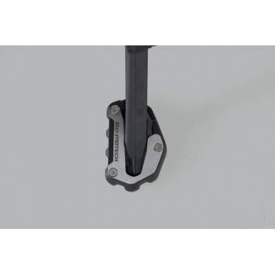 Nástavec pro nohu bočního stojanu

Tento odolný nástavec patky má velkou kontaktní plochu pro lepší stabilitu, a to i na nerov