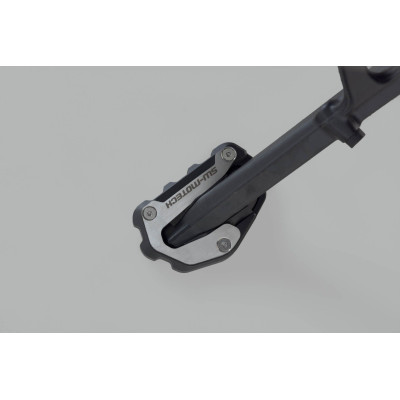 Nástavec pro nohu bočního stojanu

Tento odolný nástavec patky má velkou kontaktní plochu pro lepší stabilitu, a to i na nerov