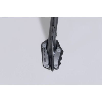 Nástavec pro nohu bočního stojanuTento odolný nástavec patky má velkou kontaktní plochu pro lepší stabilitu, a to i na nerovném 