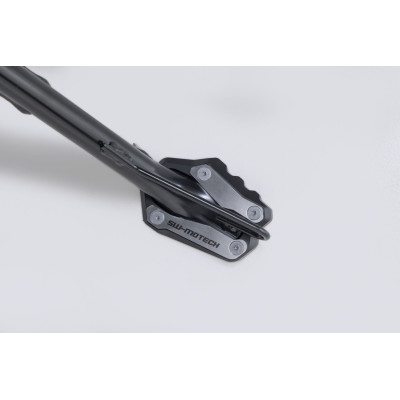 Nástavec pro nohu bočního stojanuTento odolný nástavec patky má velkou kontaktní plochu pro lepší stabilitu, a to i na nerovném 