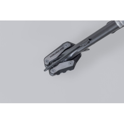 Nástavec pro nohu bočního stojanuTento odolný nástavec patky má velkou kontaktní plochu pro lepší stabilitu, a to i na nerovném 