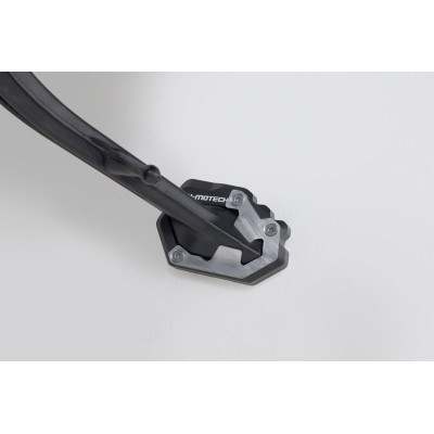 Nástavec pro nohu bočního stojanuTento odolný nástavec patky má velkou kontaktní plochu pro lepší stabilitu, a to i na nerovném 