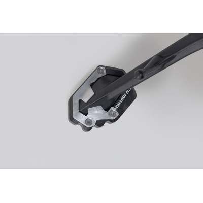 Nástavec pro nohu bočního stojanuTento odolný nástavec patky má velkou kontaktní plochu pro lepší stabilitu, a to i na nerovném 