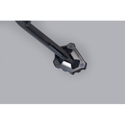 Nástavec pro nohu bočního stojanuTento odolný nástavec patky má velkou kontaktní plochu pro lepší stabilitu, a to i na nerovném 