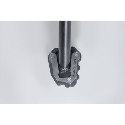 Nástavec pro nohu bočního stojanuTento odolný nástavec patky má velkou kontaktní plochu pro lepší stabilitu, a to i na nerovném 