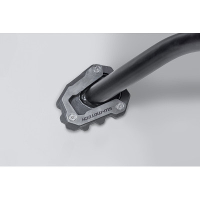 Nástavec pro nohu bočního stojanuTento odolný nástavec patky má velkou kontaktní plochu pro lepší stabilitu, a to i na nerovném 