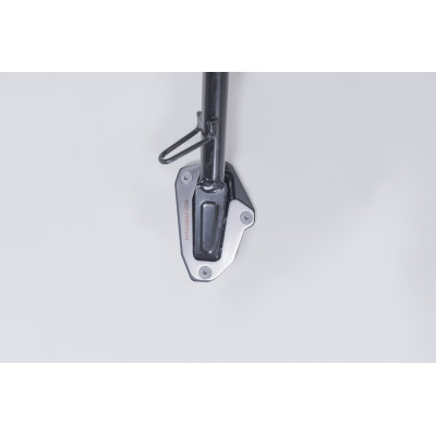 Nástavec pro nohu bočního stojanuTento odolný nástavec patky má velkou kontaktní plochu pro lepší stabilitu, a to i na nerovném 