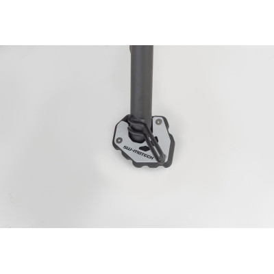 Nástavec pro nohu bočního stojanuTento odolný nástavec patky má velkou kontaktní plochu pro lepší stabilitu, a to i na nerovném 