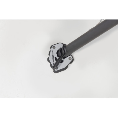 Nástavec pro nohu bočního stojanuTento odolný nástavec patky má velkou kontaktní plochu pro lepší stabilitu, a to i na nerovném 